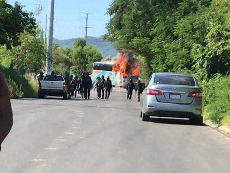 Queman tres autobuses en poblados de Petatlán