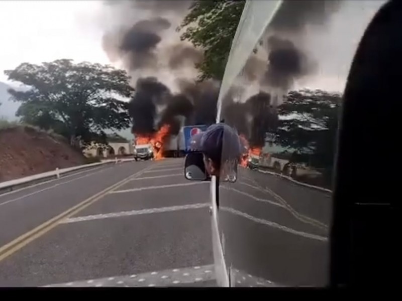 Queman vehículos durante bloqueo en Venustiano Carranza