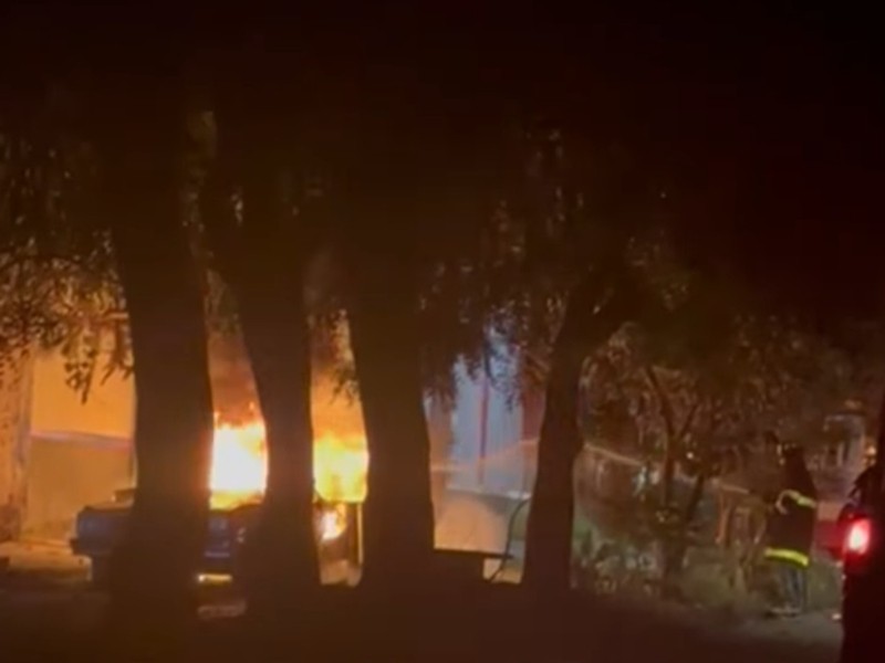 Queman vehículos en la Villa y Manzanillo; cuantiosos daños materiales