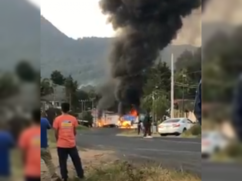 Queman vehículos en Salvador Escalante