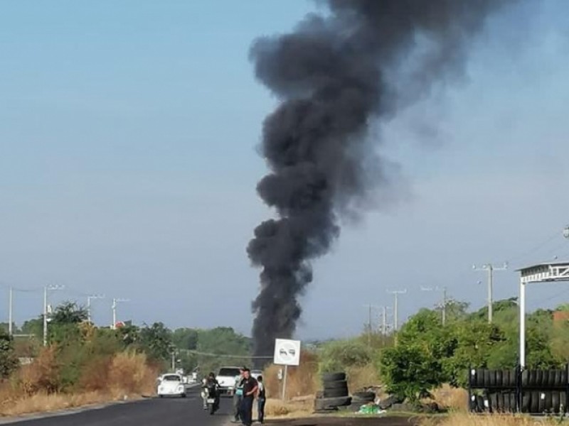 Queman vehículos y bloquean carretera en Apatzingán- Aguililla