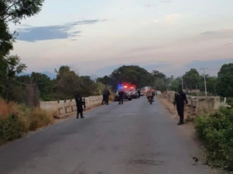 Queman vehículos y bloquean carretera en Tierra Caliente