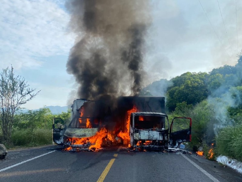 Queman vehículos y bloquean carretera en Tierra Caliente