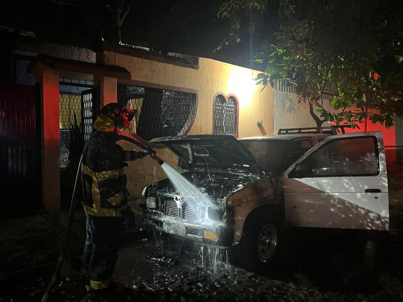 ¡Quemazón imparable! Incendian dos camionetas en avenida Benito Juárez
