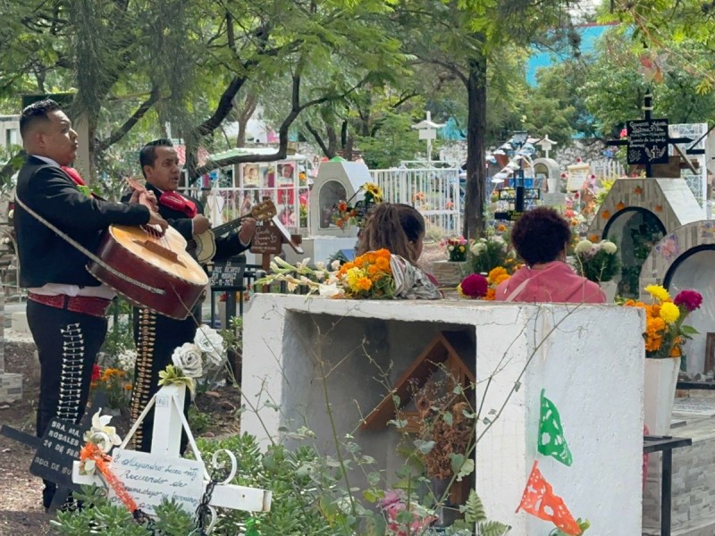 Queretanos visitan a sus seres queridos en panteones capitalinos