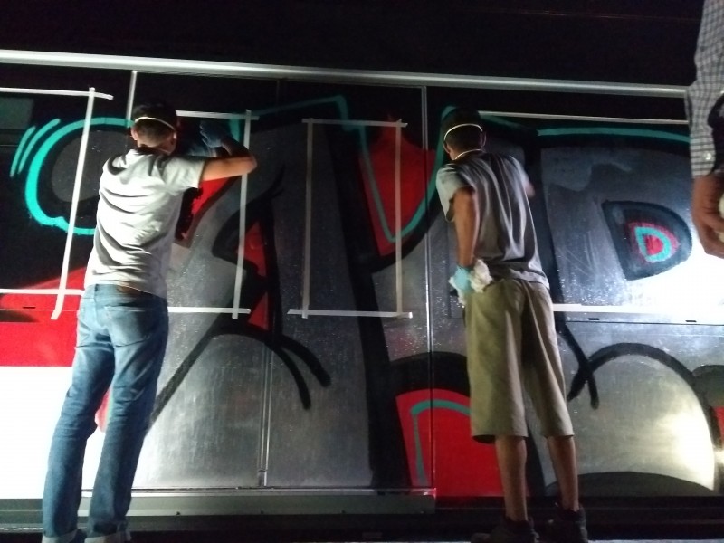 ¡Quienes vandalizaron tren a reparar el daño!