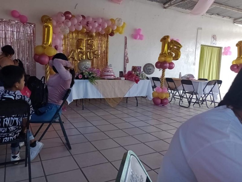 Quinceañera se viraliza, invitados no llegaron, convocan por redes sociales