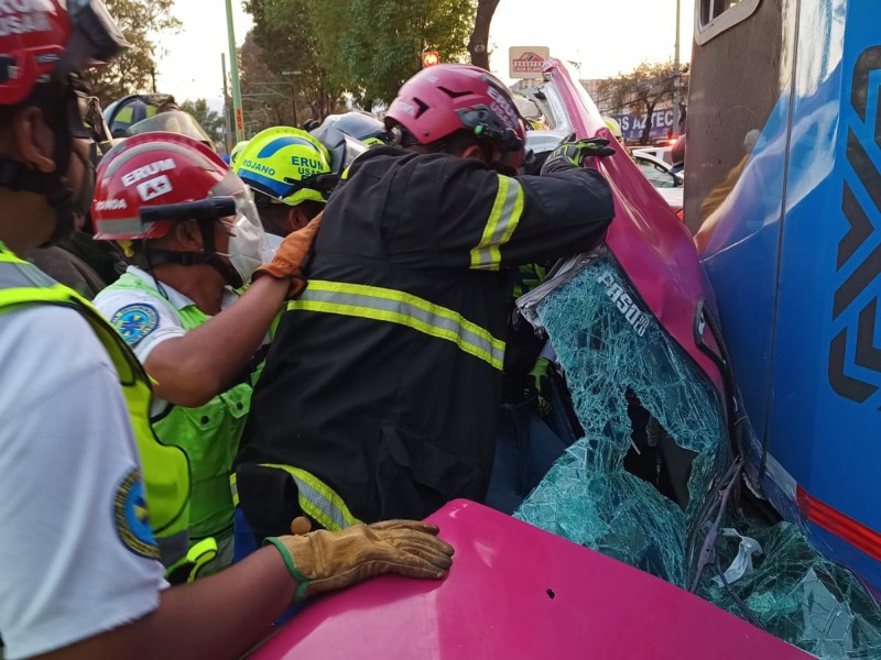 Taxi choca contra Tren Ligero en Tlalpan; muere pasajera