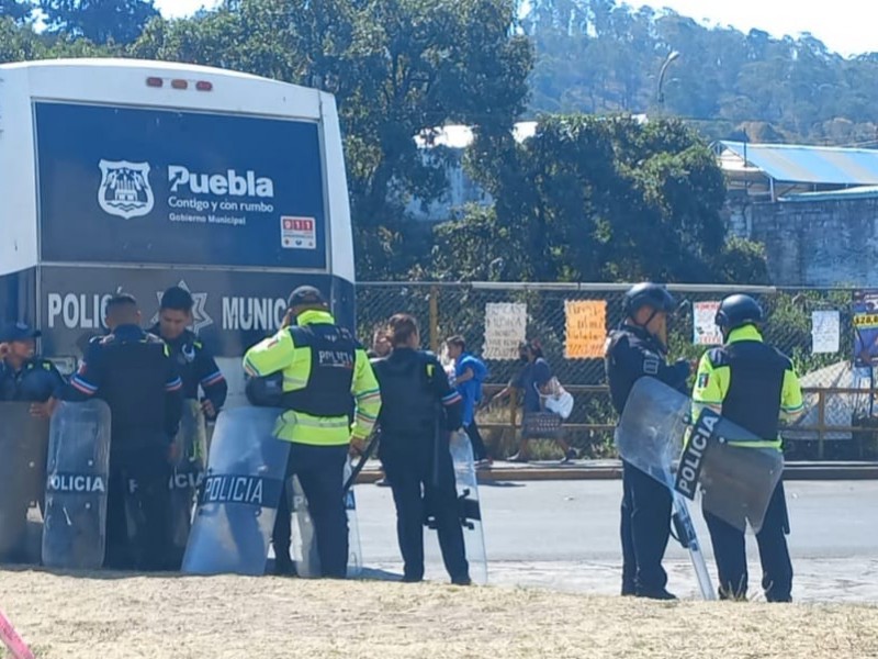 Quitan a comerciantes del Mercado de Amalucan