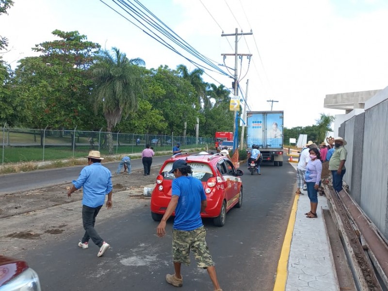 Quitan habitantes de Sotavento acotamiento vehicular indebido en único acceso