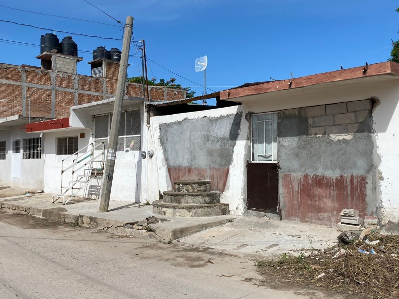 Quitan ventanas y puertas para evitar inundarse