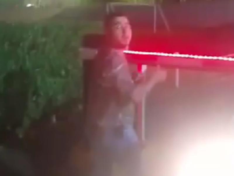 “¿Qué quieres, amigo?”: exhiben a sujeto que dañó pluma en Cholula