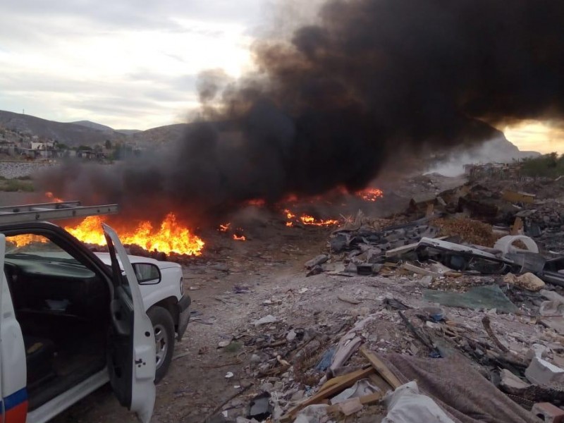 Ráfagas de viento avivan incendios en Gómez Palacio