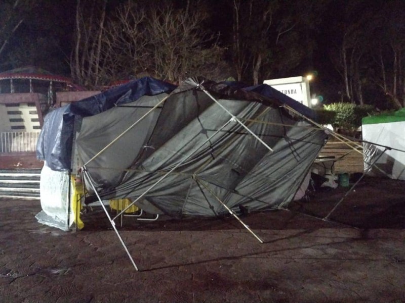 Ráfagas de viento causan daños a comerciantes