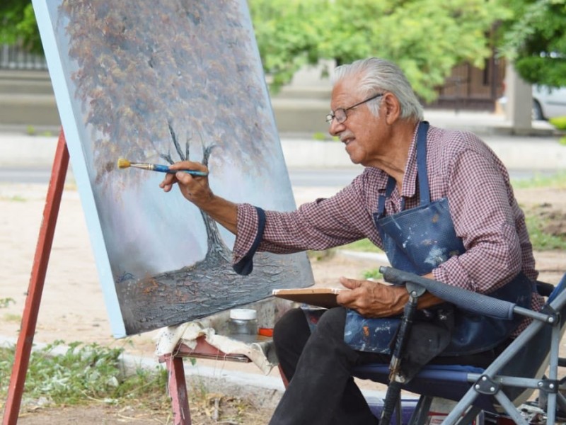 Ramón, de 78 años, vende sus pinturas para obtener ingresos