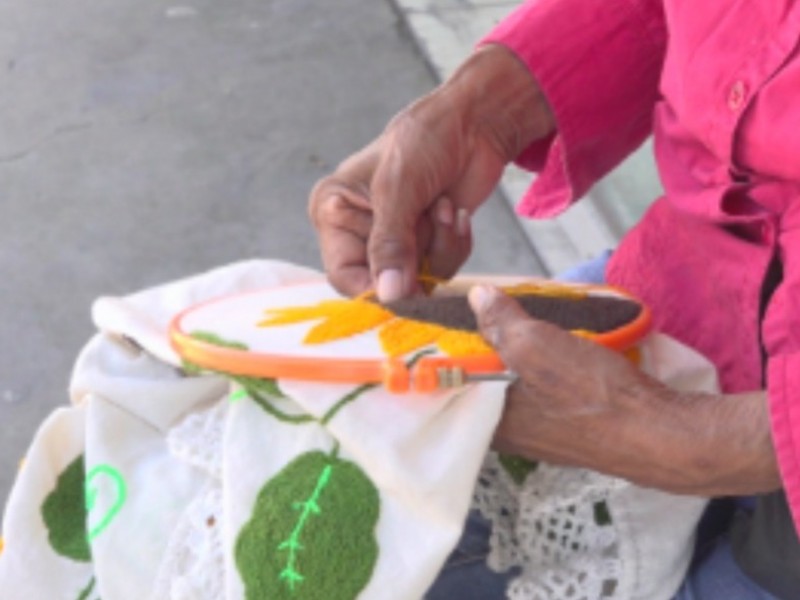 Ramona vende sus bordados para mantener a su hijo discapacitado