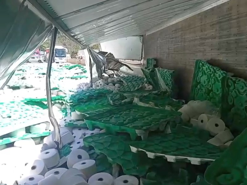 Rapiña de papel tras volcadura de tráiler en la México-Puebla
