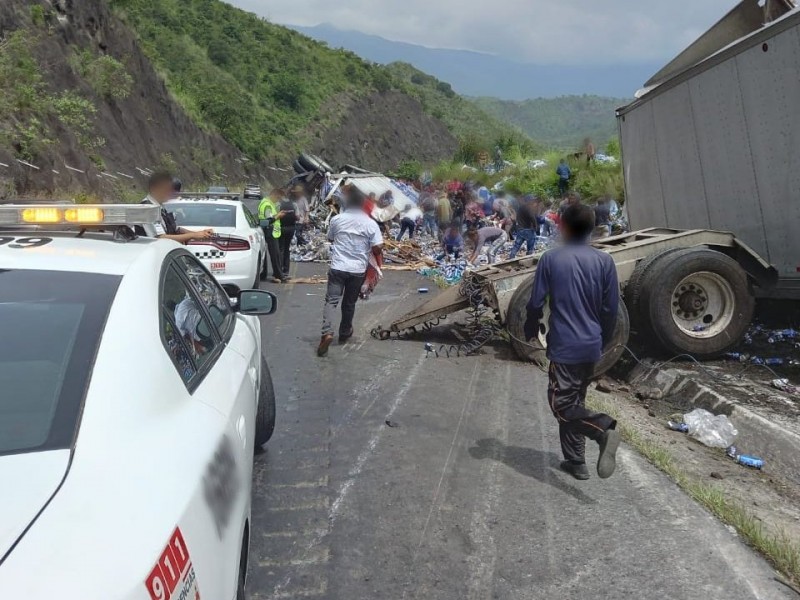 [VIDEO] Rapiña en la Puebla-Orizaba; tráiler de refrescos terminó volcado