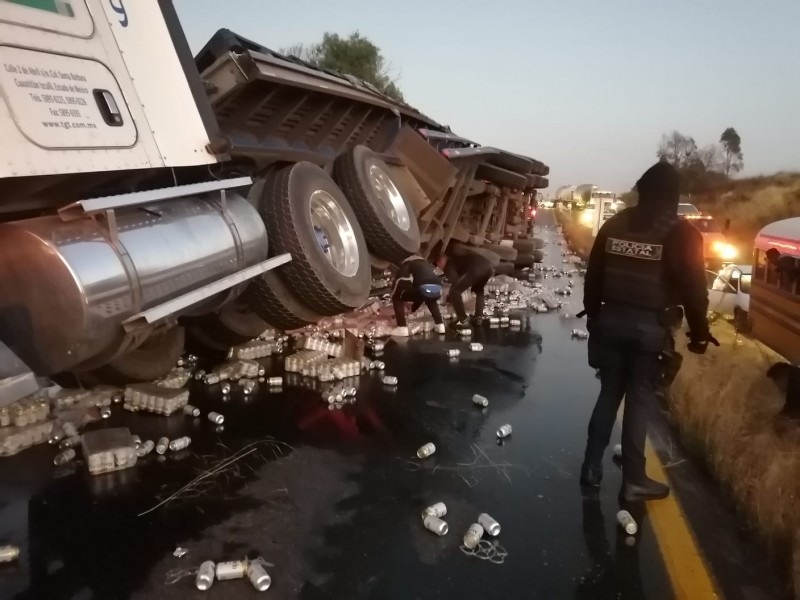 Rapiña tras volcadura de tráiler con cerveza