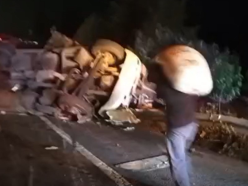 Rapiña tras volcadura en la Xalapa-Perote