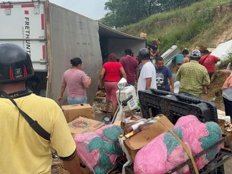 Rapiñeros hicieron de las suyas en accidente en Cosoleacaque