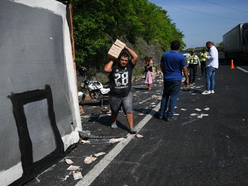 Rapiña tras volcadura de camión lechero en Puente Nacional