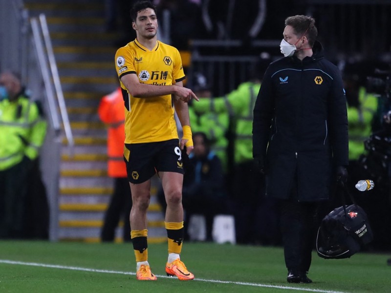 Raúl Jiménez expulsado en derrota de Wolves ante Leeds United