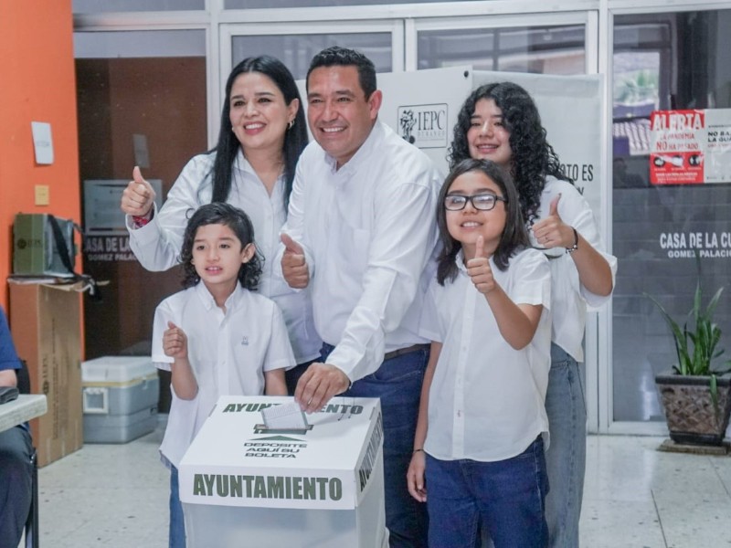 Raúl Meraz acude a votar acompañado de su familia