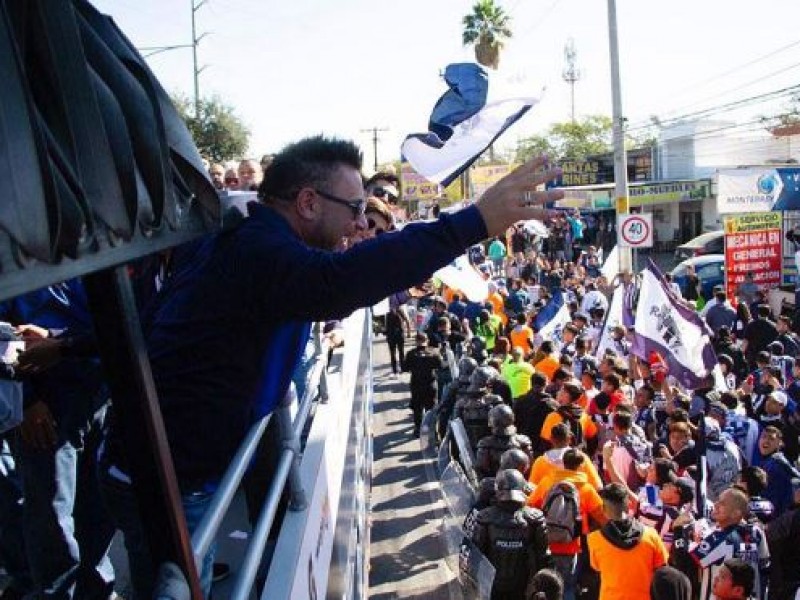 Rayados realiza desfile de Campeón