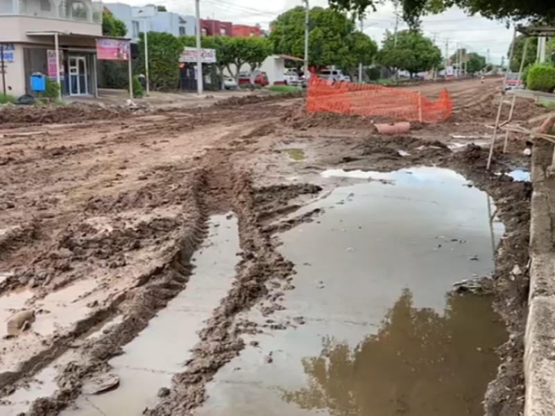 19 obras paralizadas y calles con baches deja Raymond en Cajeme