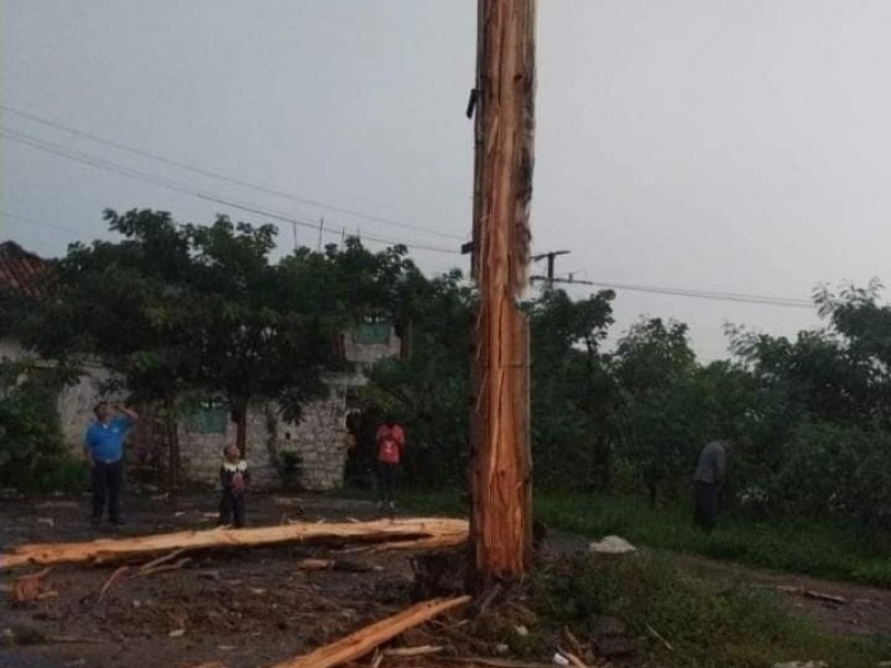 Rayo destruye palo de voladores en Olintla