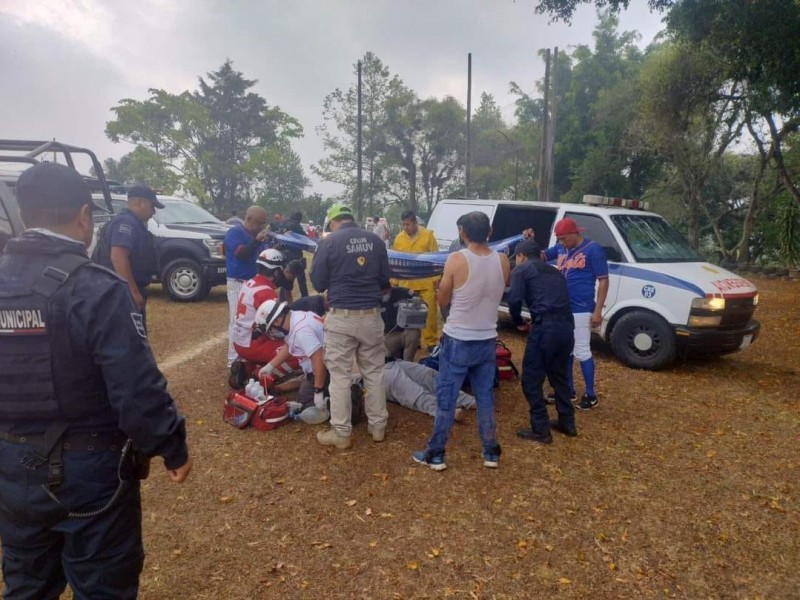 Rayo mata a persona en campo de béisbol de Coatepec