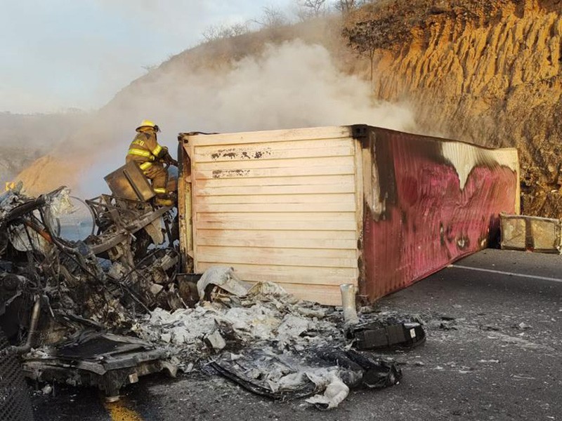 Reabren autopista luego de 16 horas de grave accidente