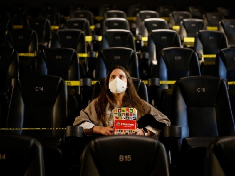 Reabren cines, teatros y museos tras cierre por coronavirus