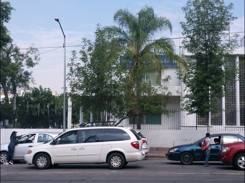 Reabren escuelas y academias a medias