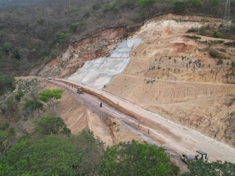 Reabren paso en carretera Villa-Minatitlán, tras caída de material