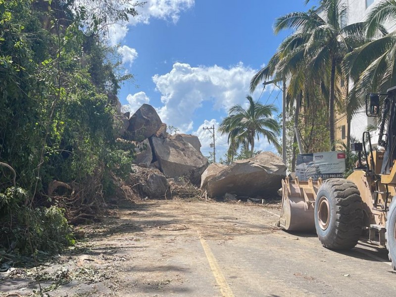 Reabren tramos carreteros afectados por el huracán Lidia