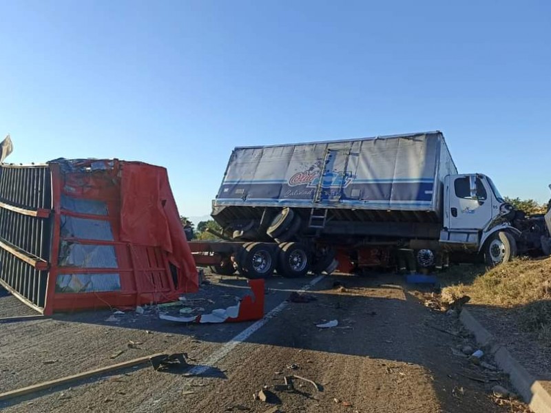 Reabren tránsito en autopista tras choque que dejó dos muertos