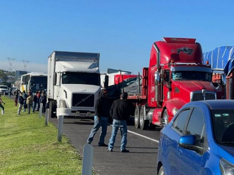 Reabren transportistas la México-Pachuca tras horas de bloqueo