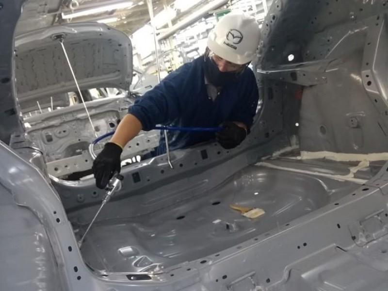 Reactiva operaciones Mazda; 5,200 obreros regresan bajo 
