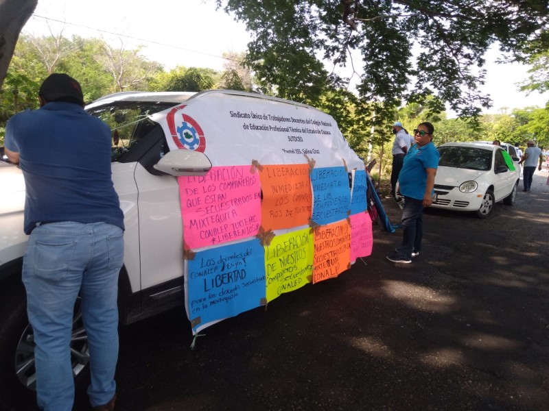 Reactivan bloqueos carreteros para demandar liberación de profesores