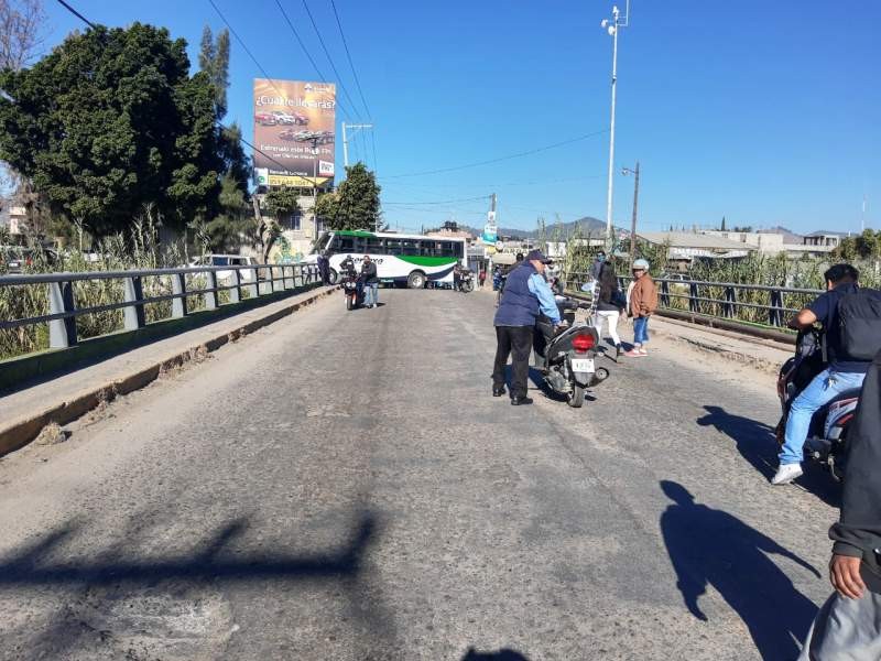 Reactivan bloqueos Santa Lucia del Camino por cancelación de vacunas