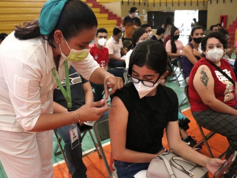 Reactivan campaña de vacunación anticovid para menores