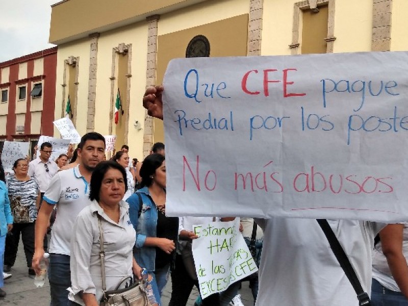 Realiza ayuntamiento marcha contra la CFE