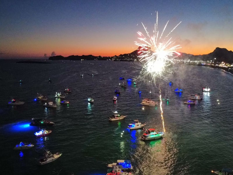 Realiza con éxito Desfile Patrio de Yates sobre el Mar de Cortés
