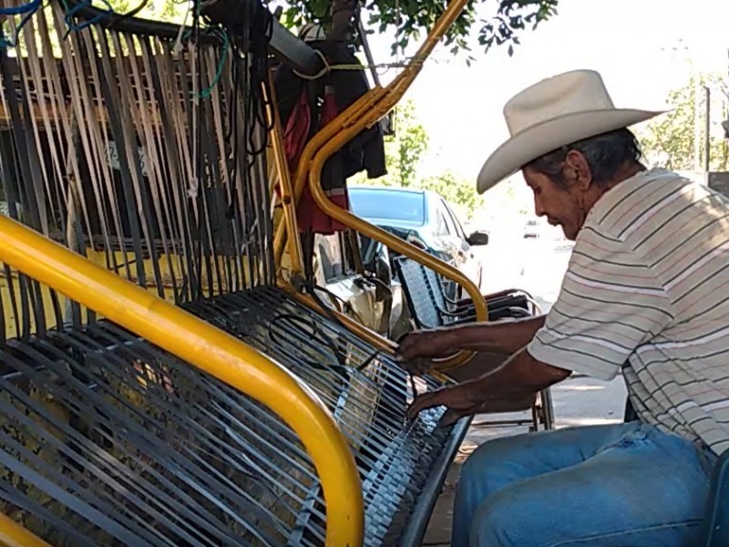 Realiza don Héctor obras de arte en tejido