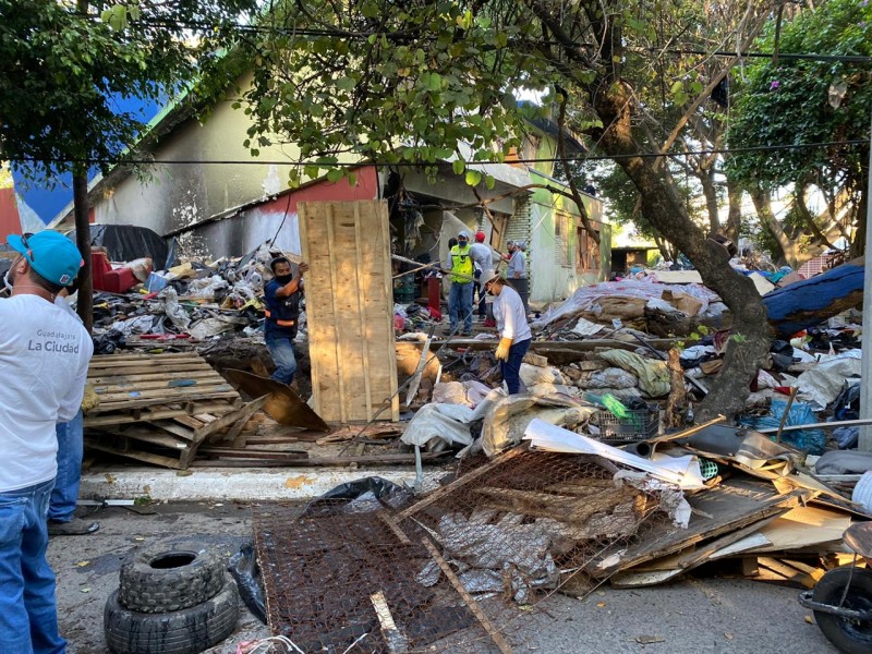 Realiza el Gobierno de Guadalajara desalojo y limpieza en casa