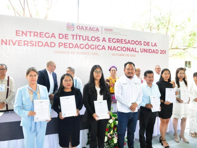 Realiza IEEPO entrega de títulos profesionales a egresados normalistas