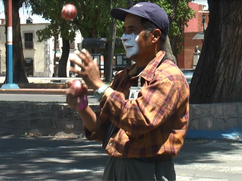 Realiza malabares para mantener a su madre