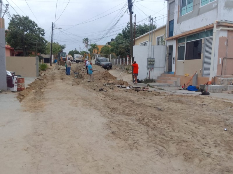 Realiza OOMSAPAS trabajos de mantenimiento en calle 5 de febrero